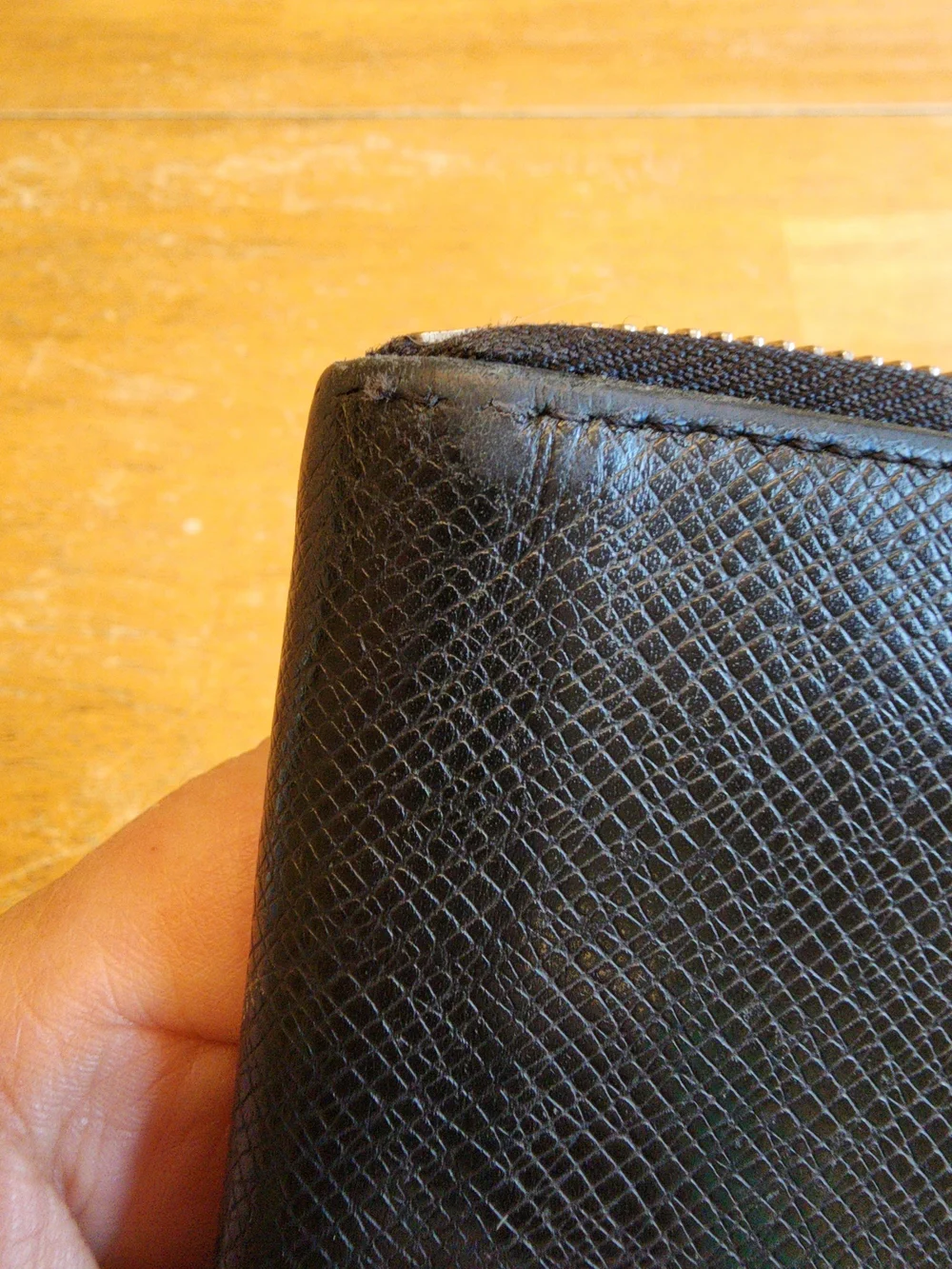 black Louis Vuitton Taiga leather Zippy Vertical zip-around wallet ZIPPER FLAW